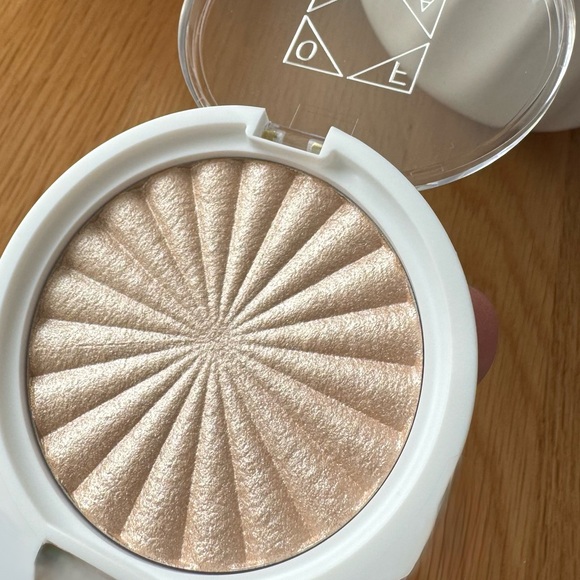 New! Ofra Shimmering Baked Highlighter in The Hills - Picture 2 of 7